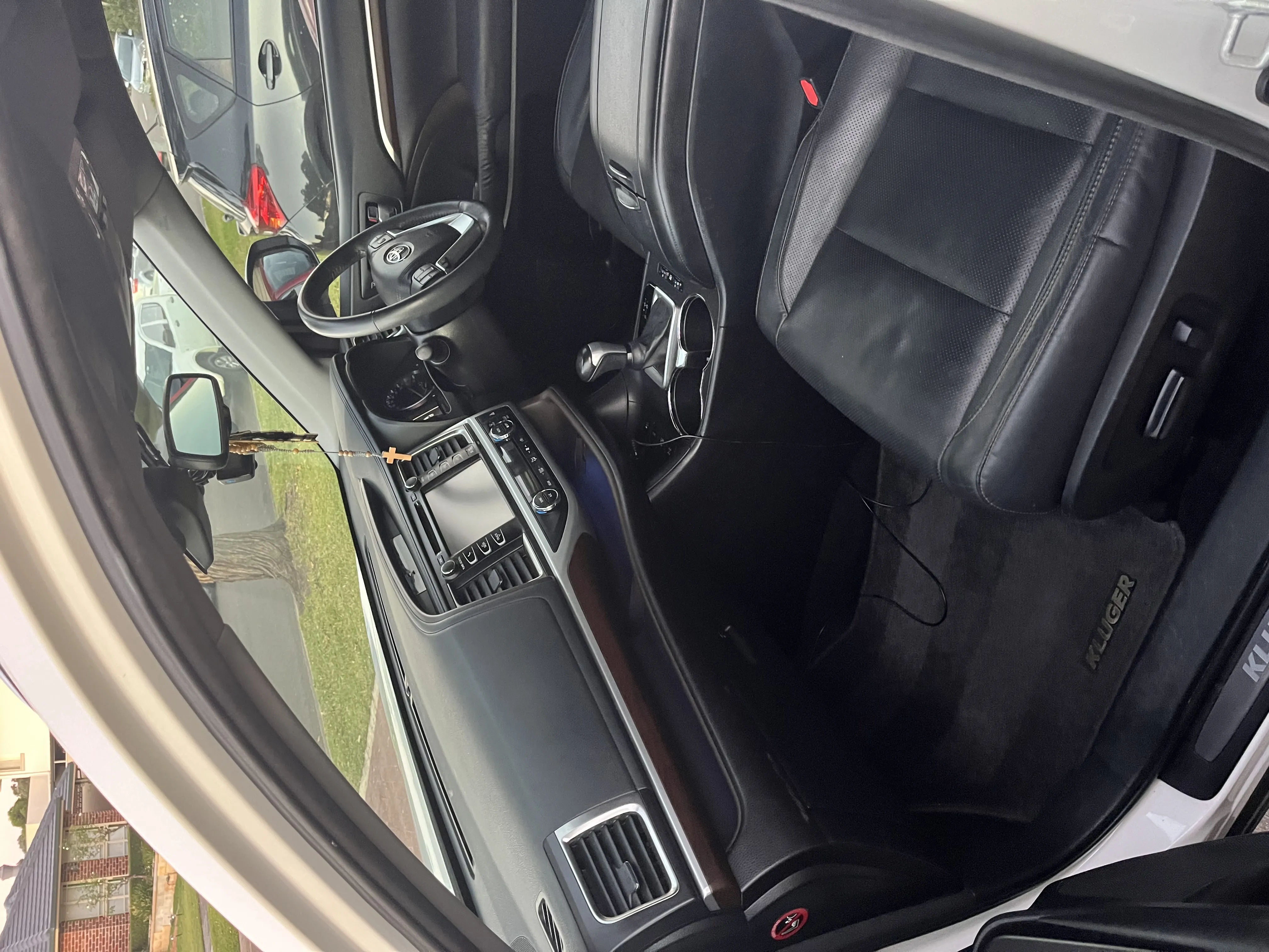 Toyota Kluger cockpit interior — configure your detail online